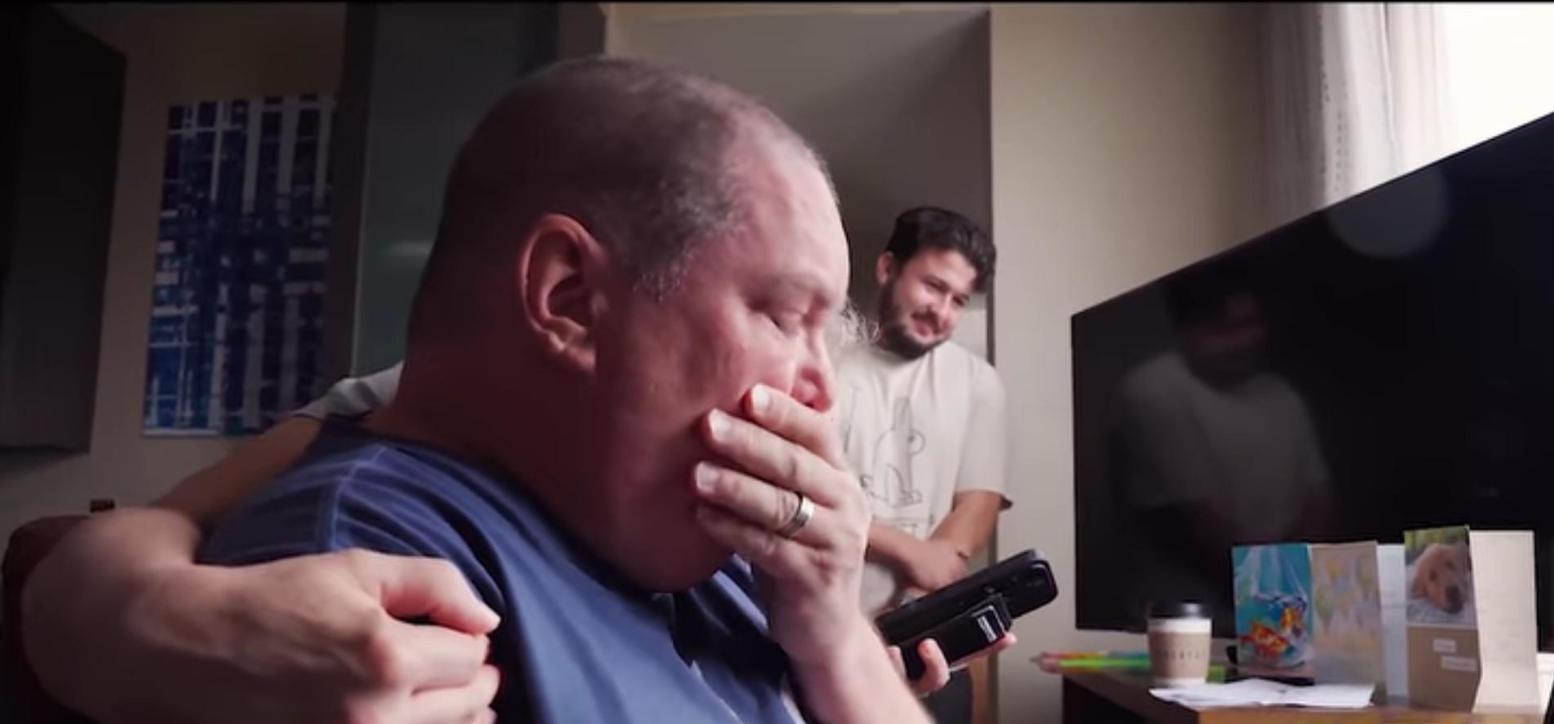 Terry entend sa voix, à côté de sa femme